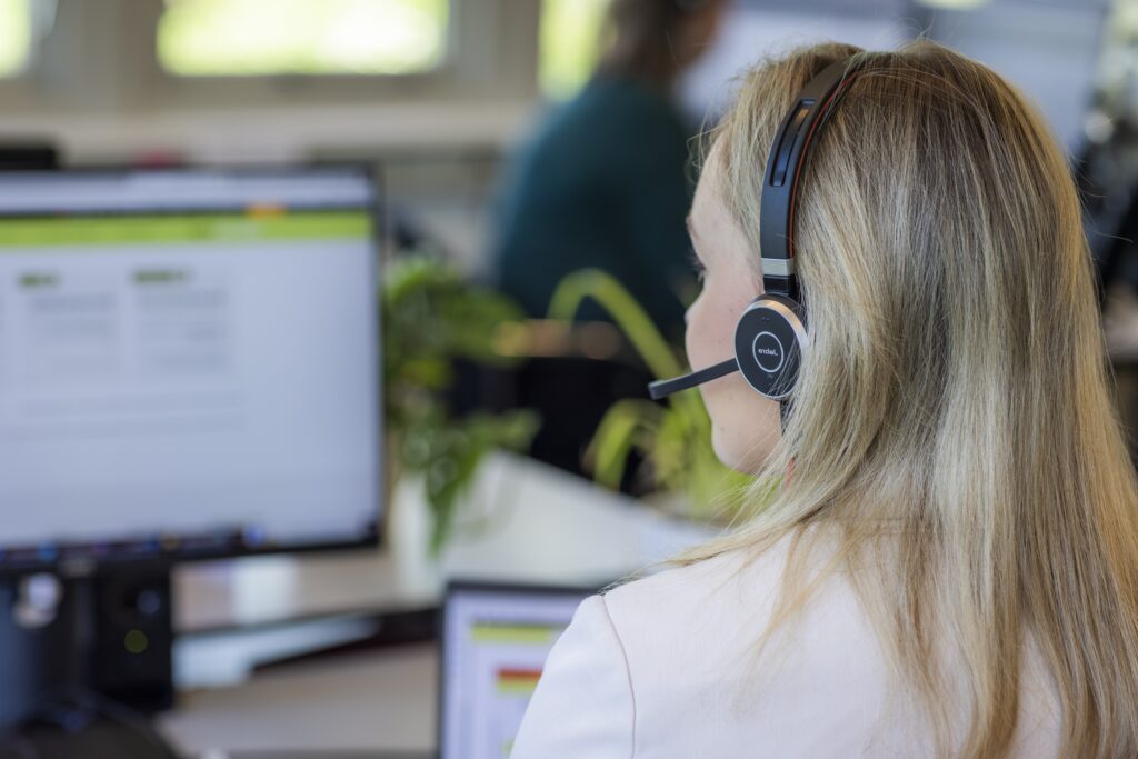 Medewerker van Info- en advieslijn in gesprek
