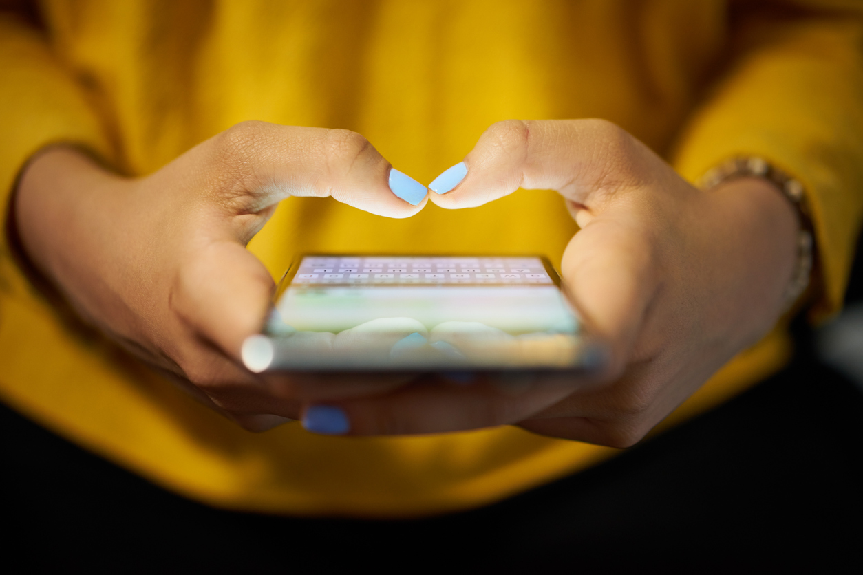 handen op mobiele telefoon