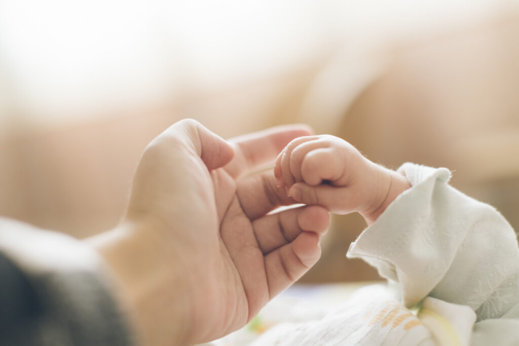moeder en babyhandje